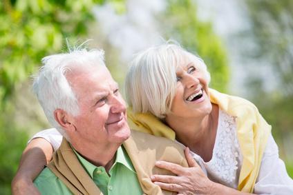 Seniorenpaar lacht dank gerinnungshemmender Medikamente zur Blutverdünnung