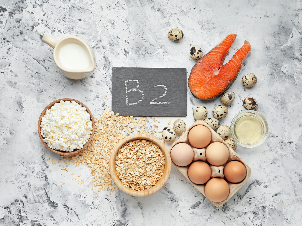 Foto mit Lebensmitteln, die Vitamin-B2-haltig sind: Lachs, Eier, Milch und Haferflocken