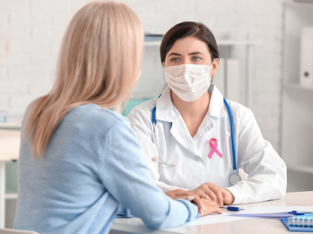Foto einer Ärztin, die mit einer Brustkrebs-Patientin im Gespräch ist