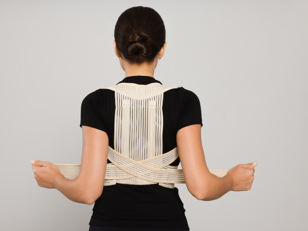 Foto einer Frau mit Rückenbandage