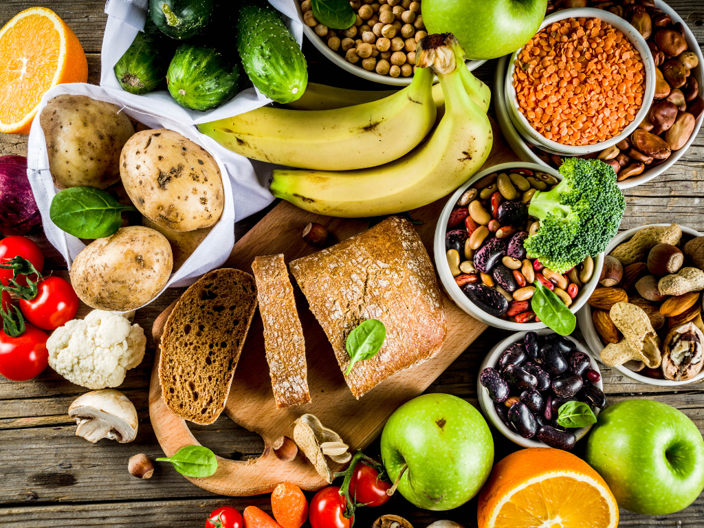Foto mit Lebensmitteln, die Kohlenhydrate enthalten wie Brot, Kartoffel, Banane, Blumenkohl, Hülsenfrüchte