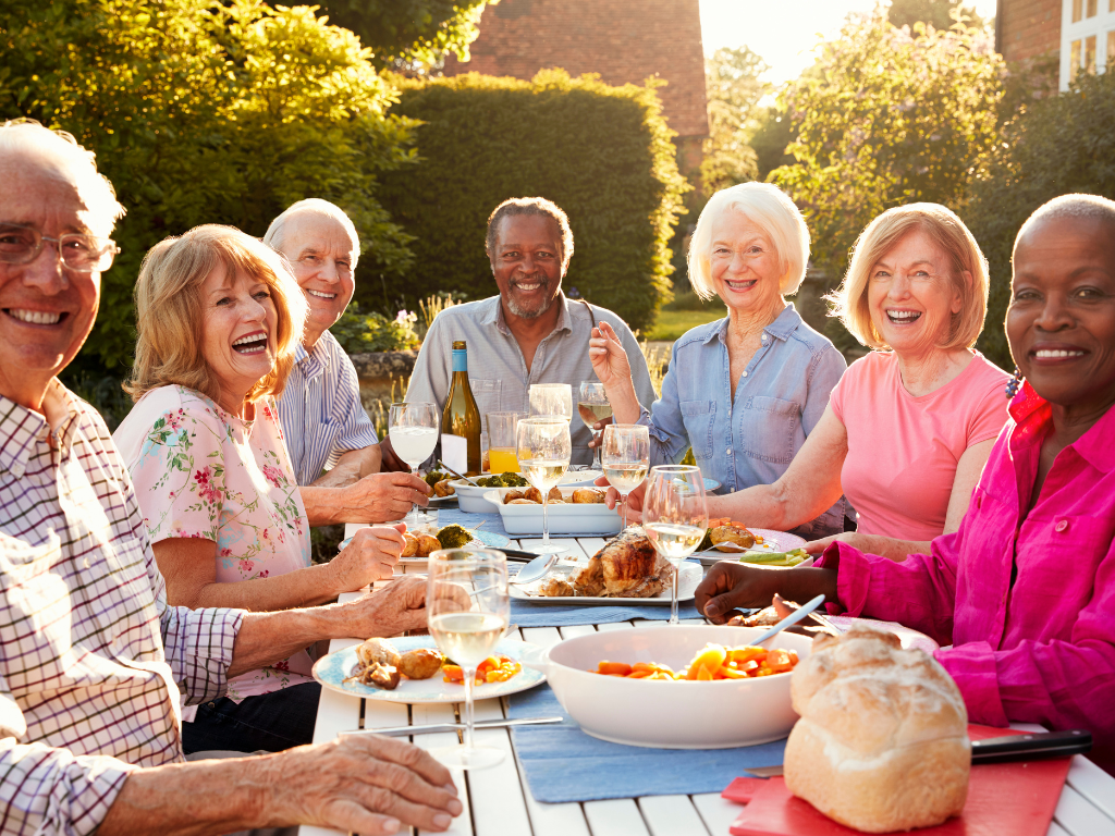 Fotos mit Senioren an einem gedeckten Gartentisch