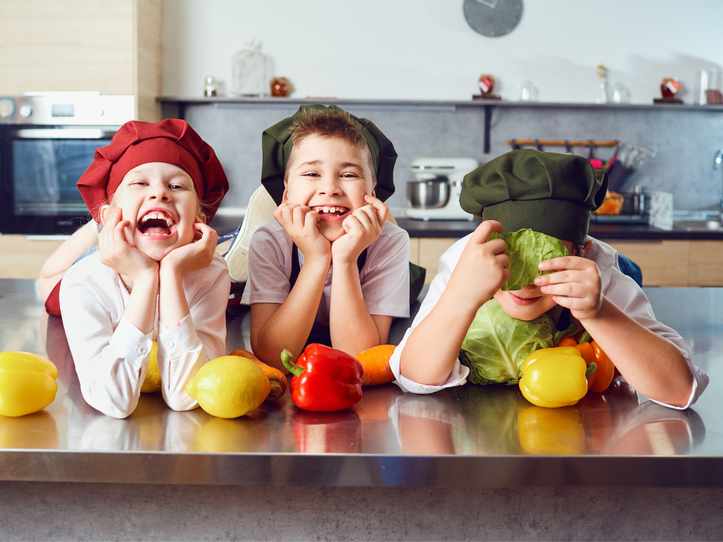 Foto von 3 Kindern in der Küche mit frischem Gemüse