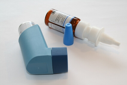 Nasenspray und Asthmaspray sind gängige Allergie-Medikamente bei Heuschnupfen und allergischem Asthma