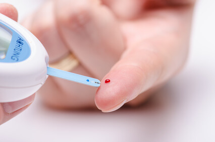 Zum Standard-Diabetikerbedarf gehören Teststreifen für das Blutzuckermessgerät, um den Blutzucker zu bestimmen. 