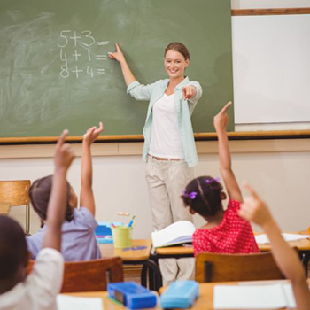 GeloRevoice® bei Halsbeschwerden: Lehrerin unterrichtet die Schüler:innen.
