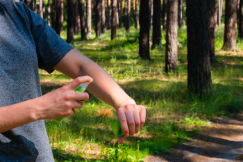 Kinder sind im Wanderurlaub durch Insektenschutzmittel vor Mücken und Zecken geschützt