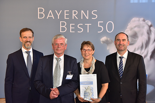 Auszeichnung für die Luitpold Apotheke im Schloss Schleißheim mit Dr. Christian Eschner, Partner bei PSP München (links) und dem Bayerischen Wirtschaftsminister Hubert Aiwanger (rechts).