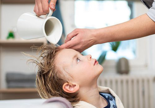 Anwendung NYDA® express: Als letztes wird die Lösung aus den Haaren gewaschen.