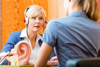 Frau mit Ohrenproblemen wird beim Arzt untersucht