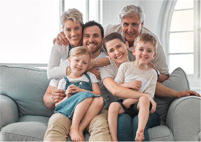 Glückliche Mehrgenerationenfamilie auf dem Sofa im Wohnzimmer&nbsp;