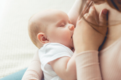 Während dem Stillen kann es beim Baby zu Koliken, Blähungen und Bauchschmerzen kommen.