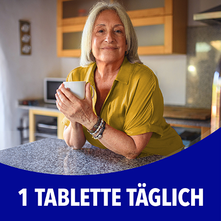Frau hält eine Tasse, 1 Tablette täglich