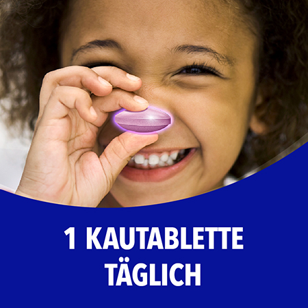Fröhliches Kind hält eine Bion3 Kautablette und demonstriert die einfache, tägliche Einnahme.