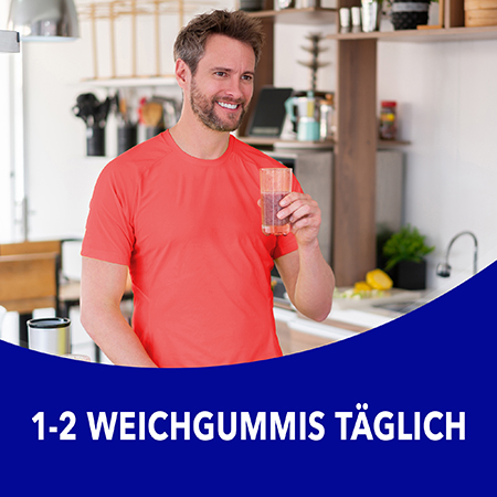 Mann trinkt ein Glas Wasser, 1-2 Weichgummis täglich