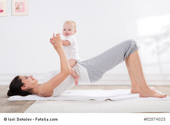 Frau mit Baby: Erst der positive Schwangerschaftstest, dann der Nachwuchs. 