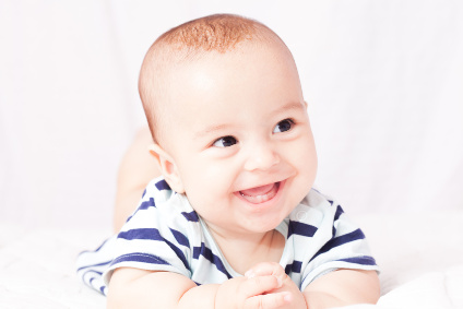 Baby mit einem Zahn lächelt dank Medikamente und Zahnungsgel als Zahnungshilfe. 