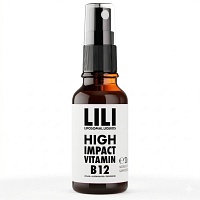  Braune Sprühflasche mit schwarzem Sprühkopf und weißem Etikett. Aufschrift: „LILI High Impact Vitamin B12“ mit 20 ml Inhalt.